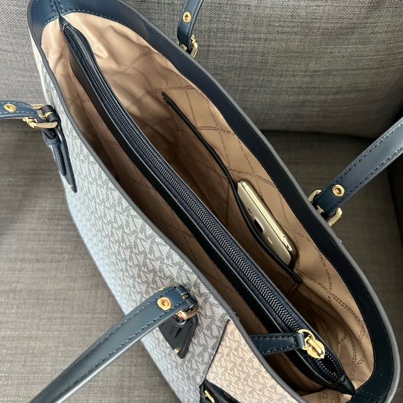 NWT MICHAEL KORS VOYAGER EW TOTE HANDBAG - Picture 8 of 10